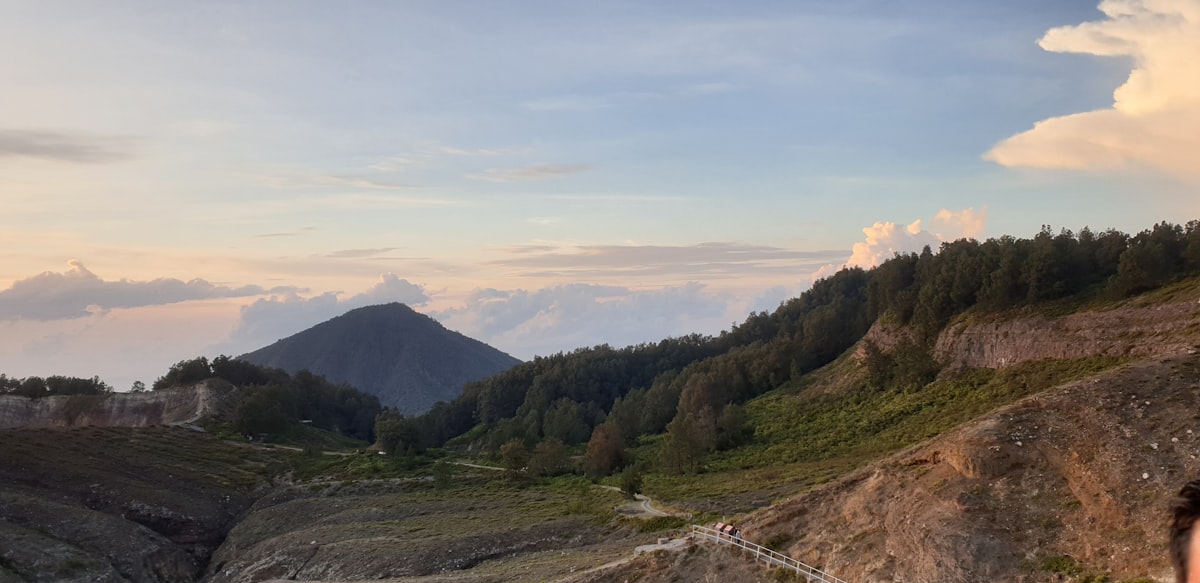 Crinale vulcanico e paesaggio montano sulla strada per Kelimutu, Flores