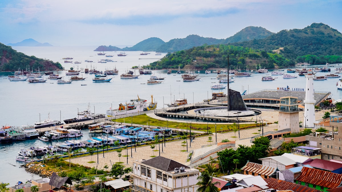 Porto di Labuan Bajo all'ora d'oro con barche Phinisi tradizionali, Flores, Indonesia