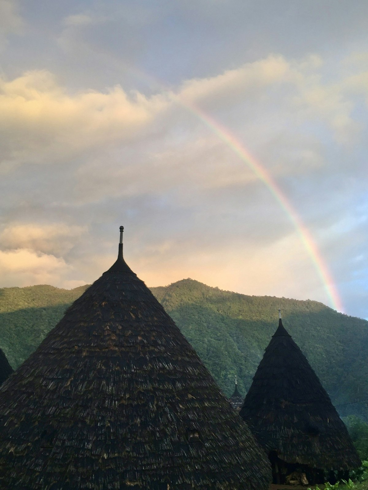 Case di Wae Rebo con arcobaleno sopra le montagne Manggarai dopo la pioggia