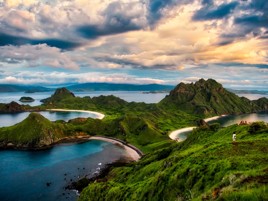 Speedboat navegando por el Parque Nacional de Komodo cerca de la isla de Padar