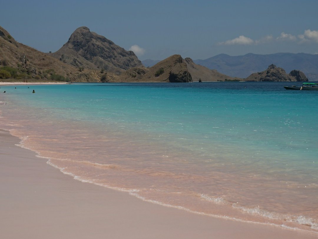 Pink Beach Komodo, roze zand en turquoise water in Komodo Nationaal Park