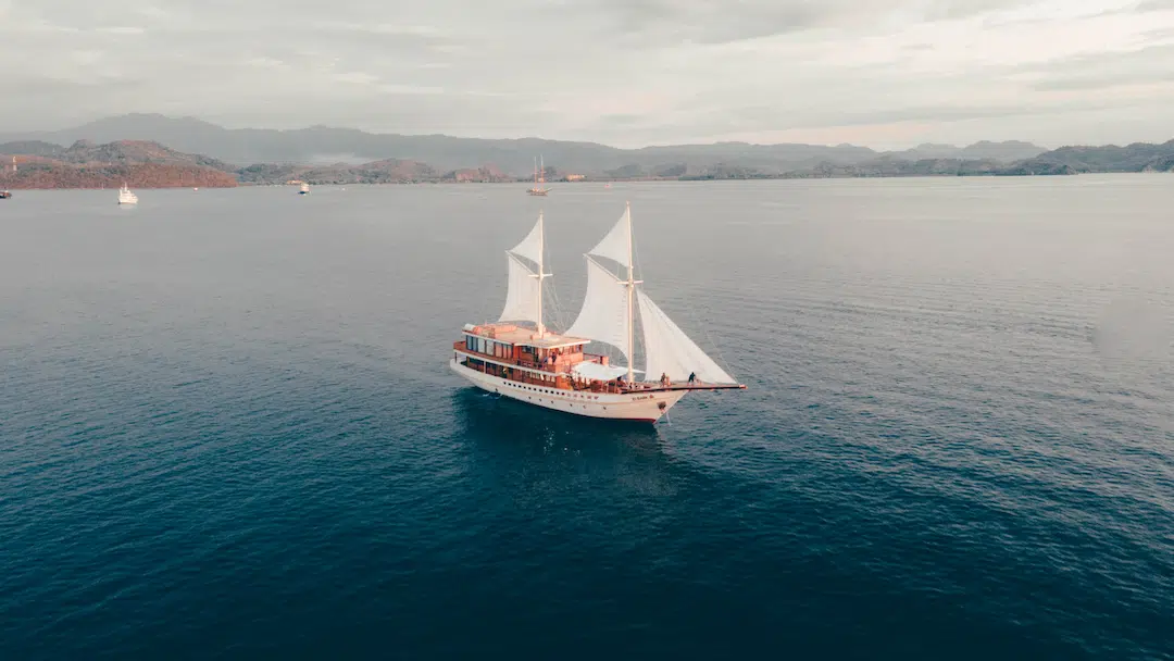 Crucero Phinisi moderno anclado cerca de la isla de Komodo