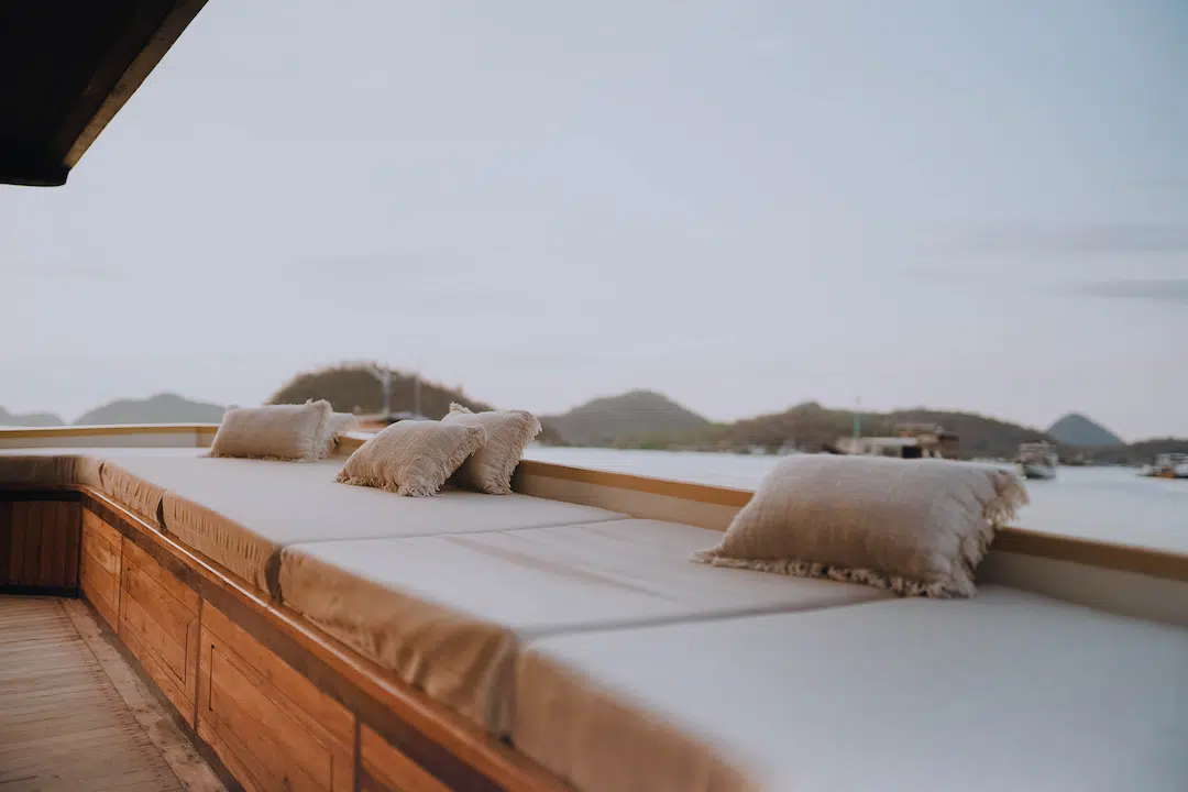 Itinerario crucero Komodo Día 2: El día grande — amanecer en Padar, dragones, tu elección (Foto 2 de 2)